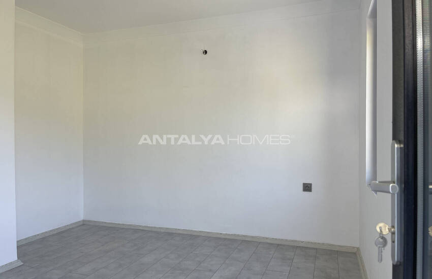 Antalya Kemer'de Havuzlu Site İçinde Yarı Müstakil Villa 22