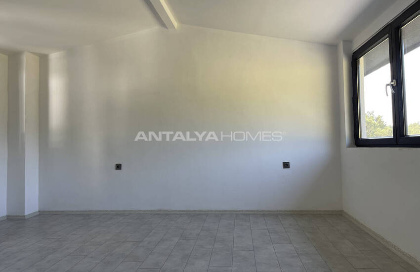 Antalya Kemer'de Havuzlu Site İçinde Yarı Müstakil Villa 23