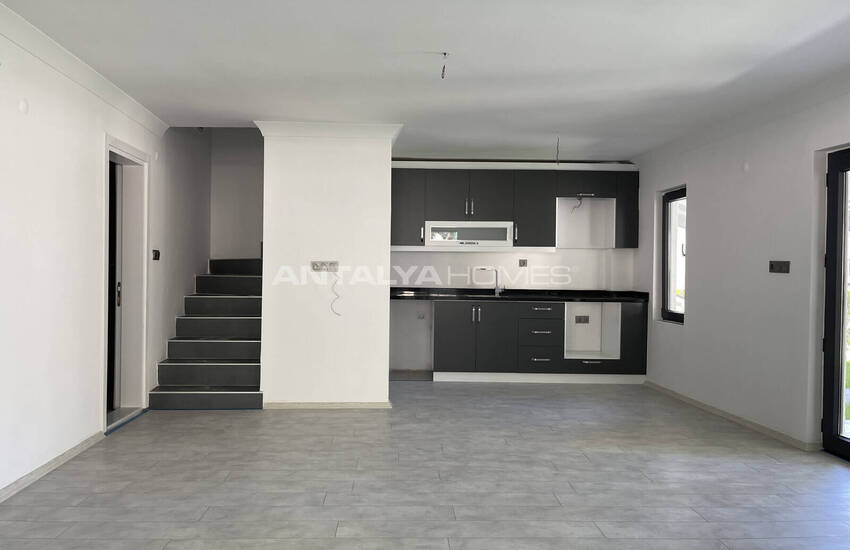 Antalya Kemer'de Havuzlu Site İçinde Yarı Müstakil Villa 17