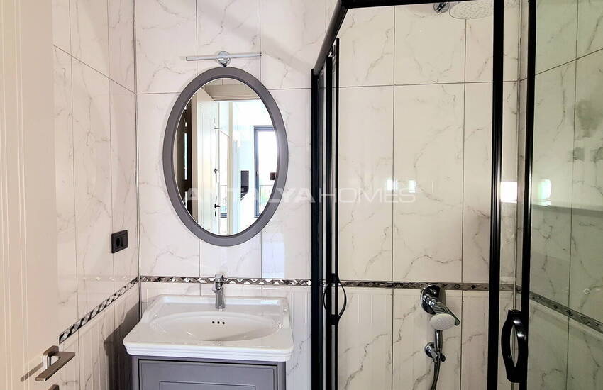 Стильные готовые квартиры в комплексе с бассейном в Алании 46