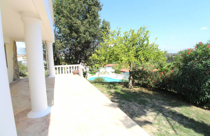 Antalya'da Havuzlu Site İçinde Taşınmaya Hazır Eşyalı Villa 52