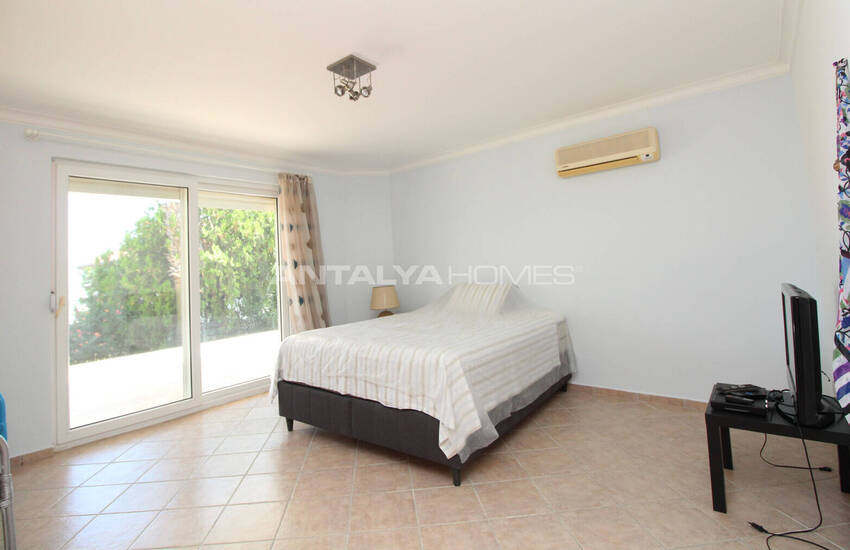 Antalya'da Havuzlu Site İçinde Taşınmaya Hazır Eşyalı Villa 32