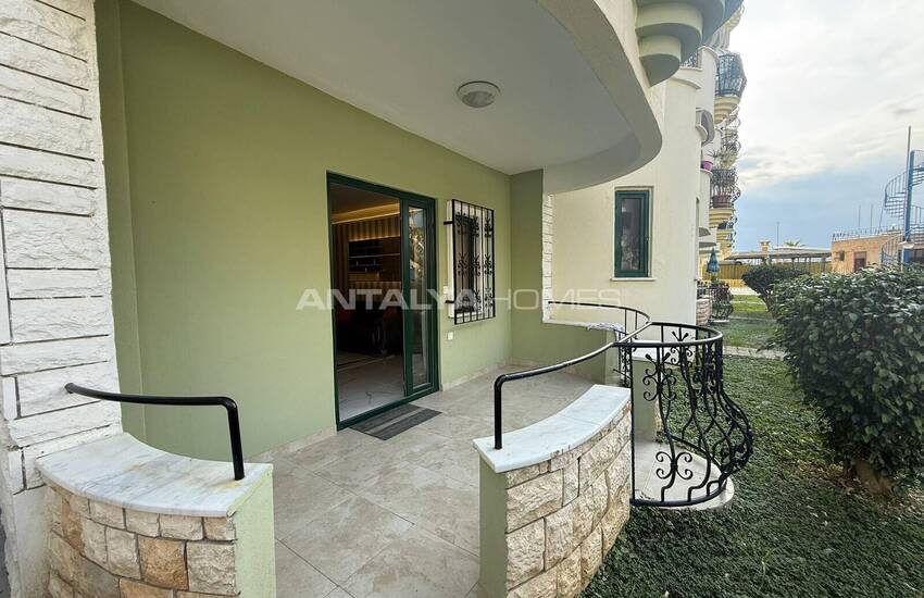 Недвижимость с видом на бассейн в комплексе на берегу моря в Махмутлар 13