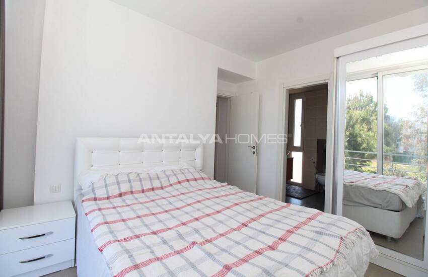Antalya Kadriye'de Havuzlu Mobilyalı Yarı Müstakil Ev 19