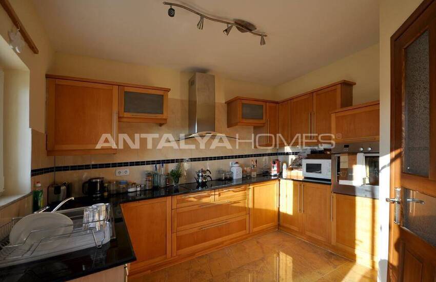 فيلا حجرية مطلة على البحر في كاس 12