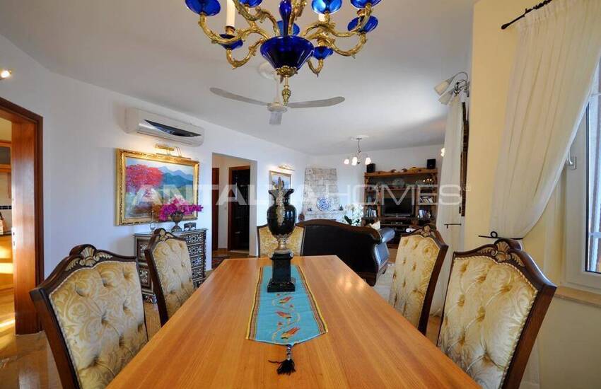 فيلا حجرية مطلة على البحر في كاس 10