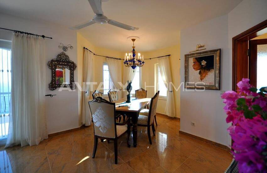 فيلا حجرية مطلة على البحر في كاس 11