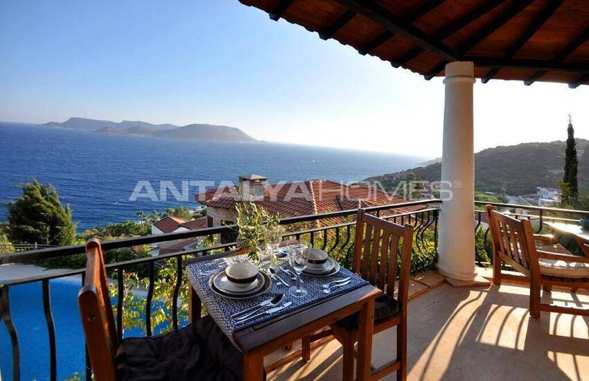 فيلا حجرية مطلة على البحر في كاس 26