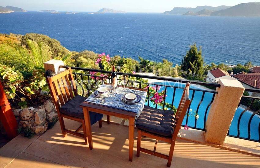 فيلا حجرية مطلة على البحر في كاس 25