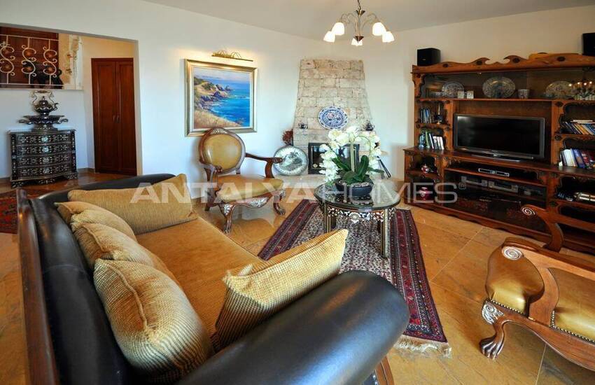 فيلا حجرية مطلة على البحر في كاس 8