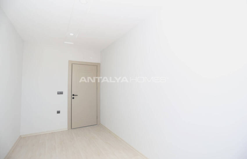 شقق في مجمع سكني يضم مسبحًا وموقف سيارات في أنطاليا 13