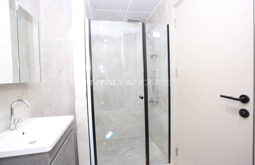 شقق في مجمع سكني يضم مسبحًا وموقف سيارات في أنطاليا 16