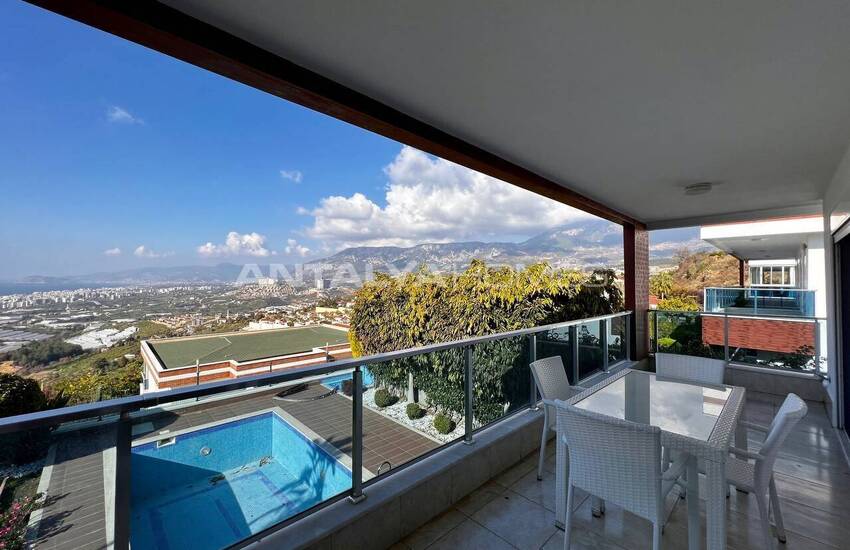 خانه شیک با منظره دریا و شهر در آلانیا 39