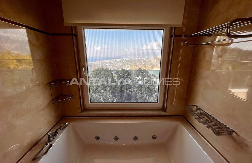 خانه شیک با منظره دریا و شهر در آلانیا 42