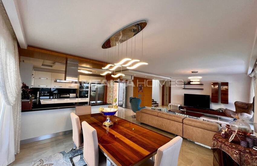 خانه شیک با منظره دریا و شهر در آلانیا 16