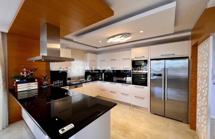 خانه شیک با منظره دریا و شهر در آلانیا 18