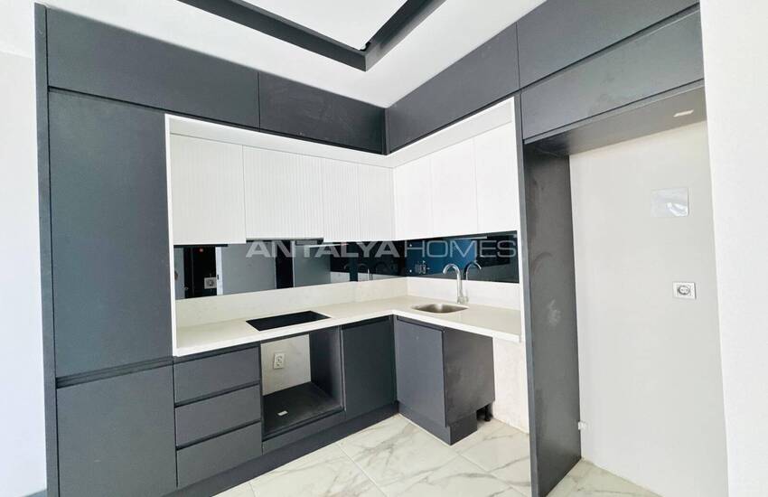 Alanya Merkezinde Havuzlu Sitede Şık Daireler 26