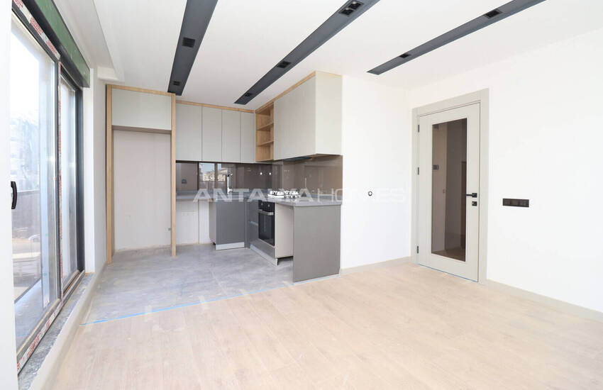 Flat in a Complex with Pool Near Antalya City Hospital in Kepez 11