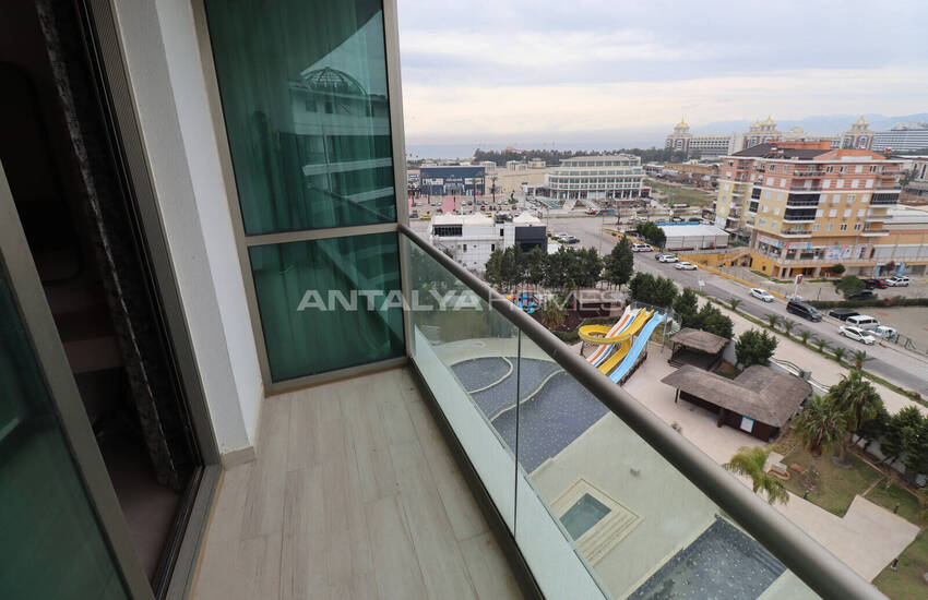 Недвижимость в комплексе с частным выходом на пляж в Анталии Кунду 21