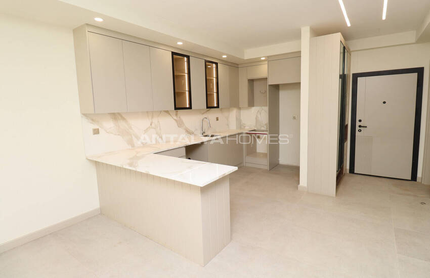 Aksu’da Havuzlu ve Bahçeli Sitede Deniz Manzaralı Daireler 16