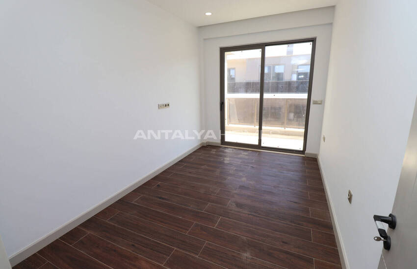 Aksu’da Havuzlu ve Bahçeli Sitede Deniz Manzaralı Daireler 19