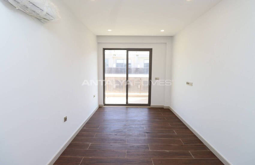 Aksu’da Havuzlu ve Bahçeli Sitede Deniz Manzaralı Daireler 18