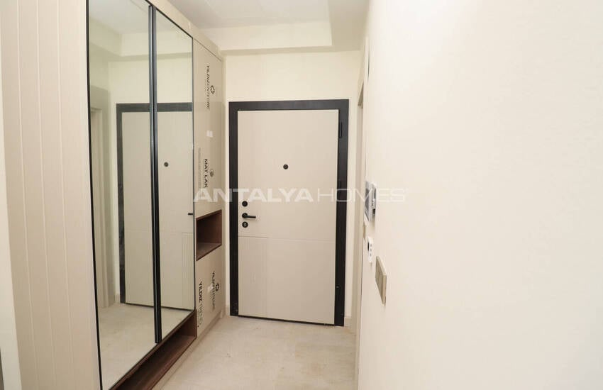 Aksu’da Havuzlu ve Bahçeli Sitede Deniz Manzaralı Daireler 25