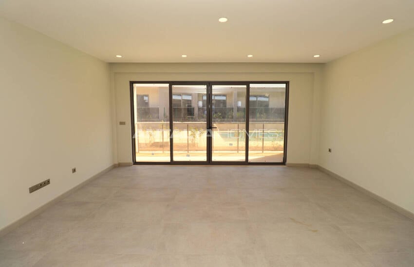 Aksu’da Havuzlu ve Bahçeli Sitede Deniz Manzaralı Daireler 9