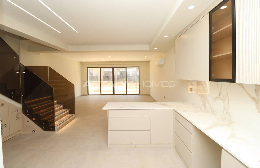 Aksu’da Havuzlu ve Bahçeli Sitede Deniz Manzaralı Daireler 12