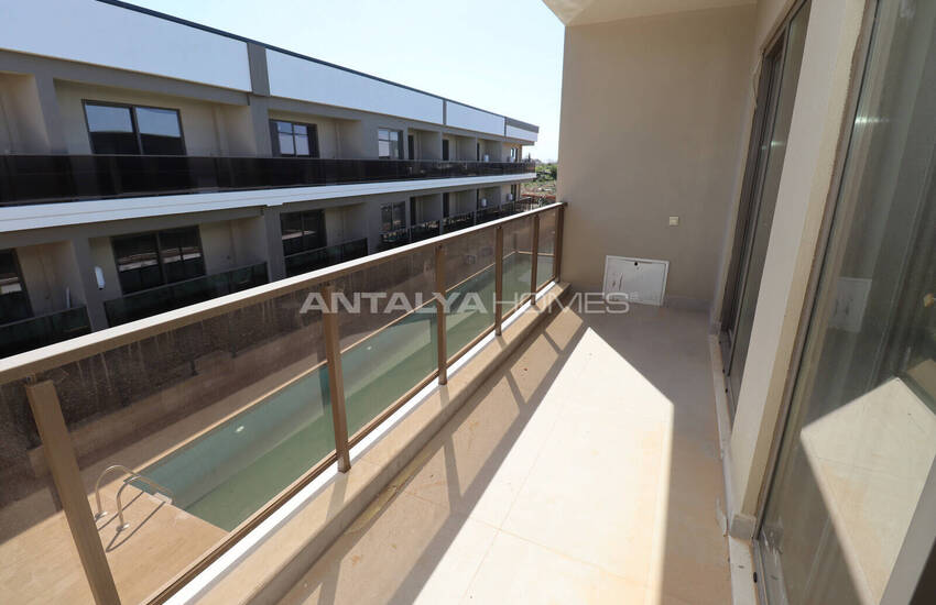 Aksu’da Havuzlu ve Bahçeli Sitede Deniz Manzaralı Daireler 23