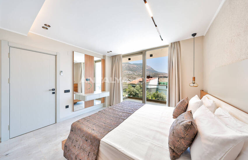 Antalya Kalkan'da Panoramik Deniz Manzaralı 4 Katlı Villa 44