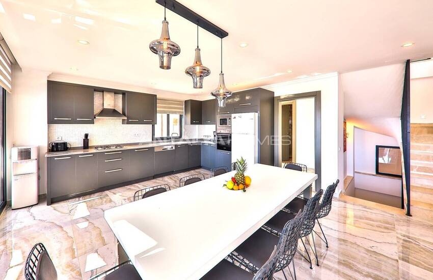 Kaş Kalkan'da Kesintisiz Deniz Manzaralı Havuzlu Villa 22
