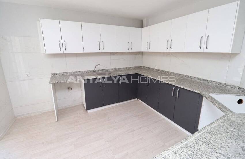 Antalya Lara Örnekköy’de Havuzlu Sitede Bahçeli Villa 12