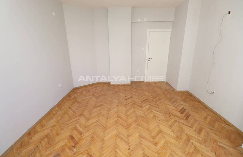 Antalya Lara Örnekköy’de Havuzlu Sitede Bahçeli Villa 14