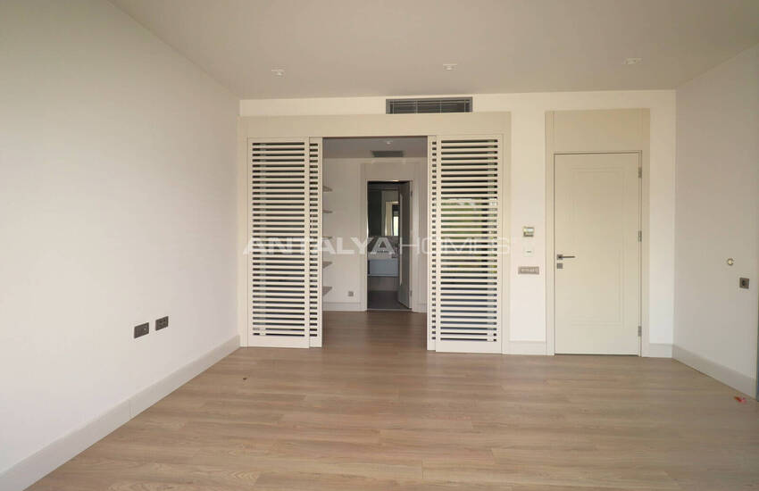 6-bedroom Villa with a Private Pool and Garden in Konyaalti 14