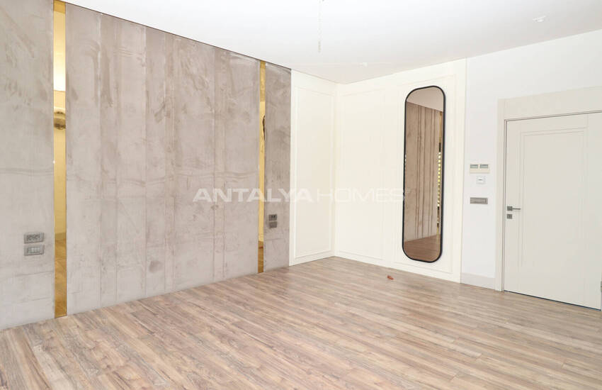 6-bedroom Villa with a Private Pool and Garden in Konyaalti 12