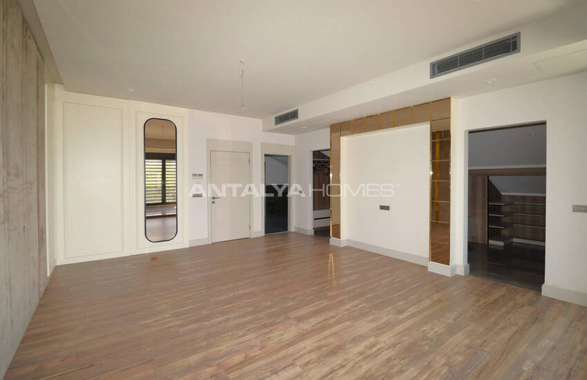 6-bedroom Villa with a Private Pool and Garden in Konyaalti 11