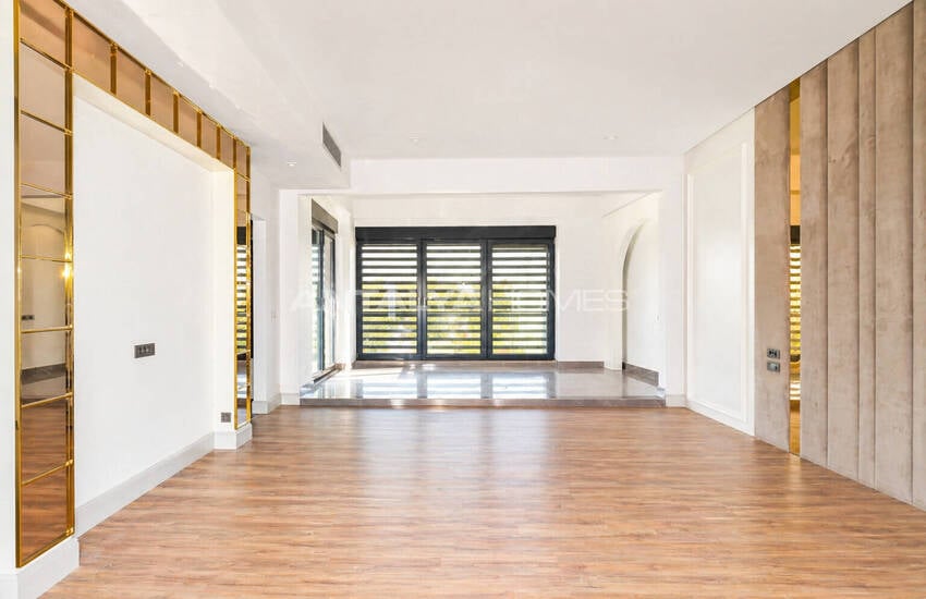 6-bedroom Villa with a Private Pool and Garden in Konyaalti 13