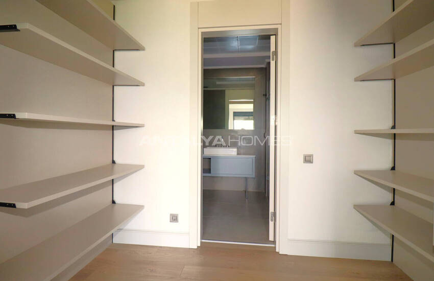 6-bedroom Villa with a Private Pool and Garden in Konyaalti 24