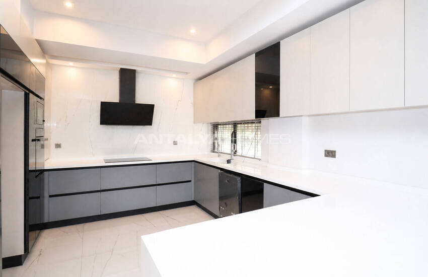 6-bedroom Villa with a Private Pool and Garden in Konyaalti 9