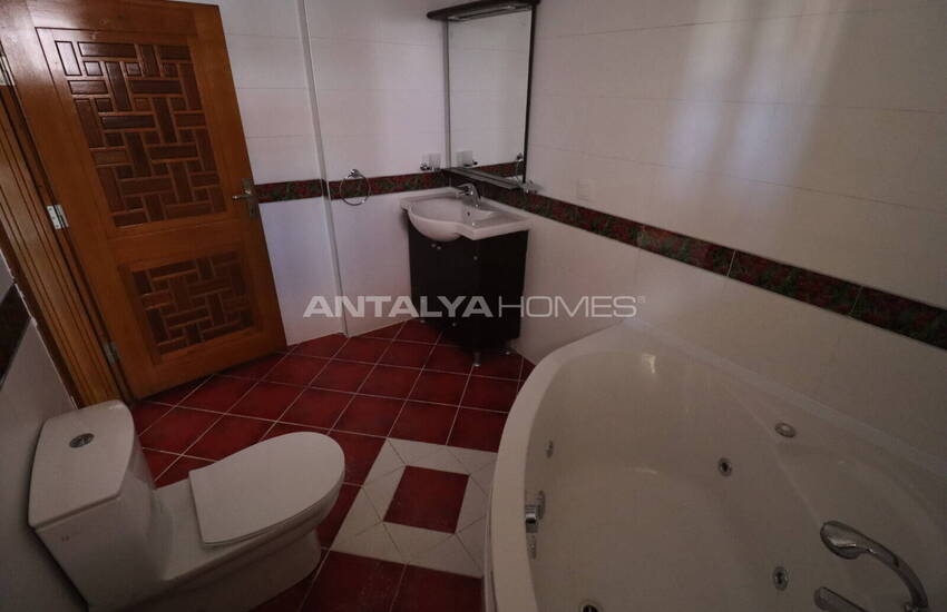 Muğla Fethiye'de Merkezi Konumda 5+1 Bahçeli Şık Villa 32