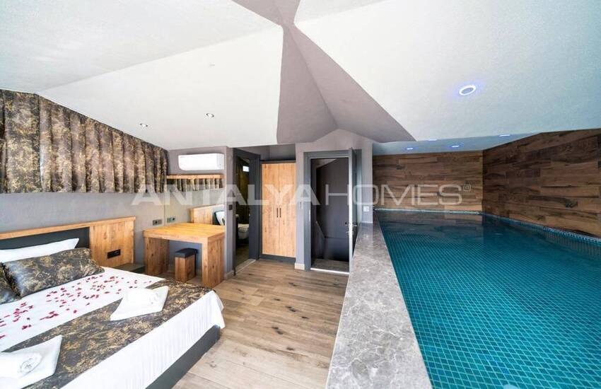 Fethiye Çiftlik'te Açık ve Kapalı Yüzme Havuzlu 3+1 Villa 16