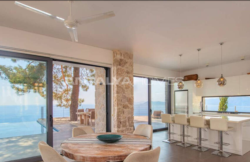 Muğla Fethiye'de Taş Kaplamalı ve Deniz Manzaralı Villa 12