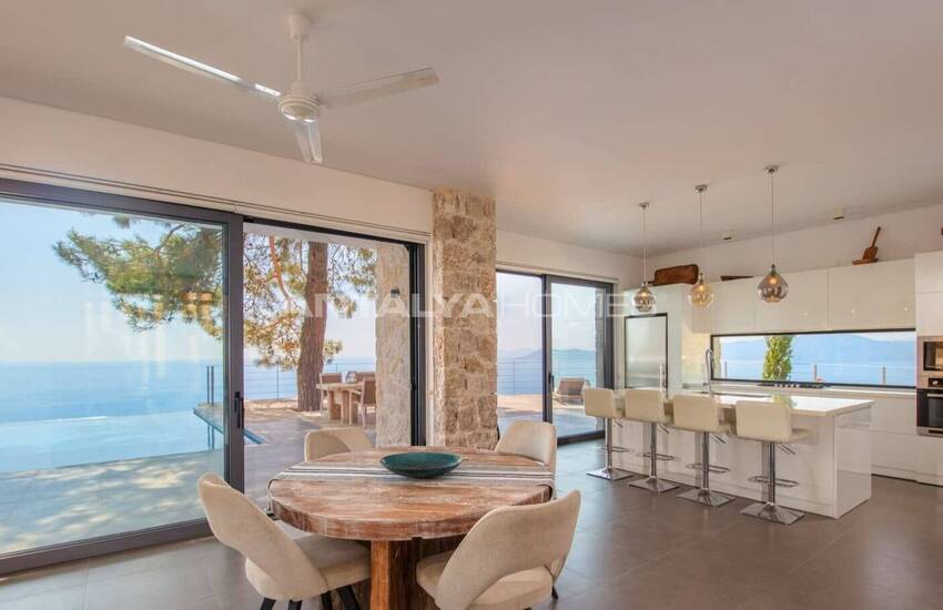 Muğla Fethiye'de Taş Kaplamalı ve Deniz Manzaralı Villa 13