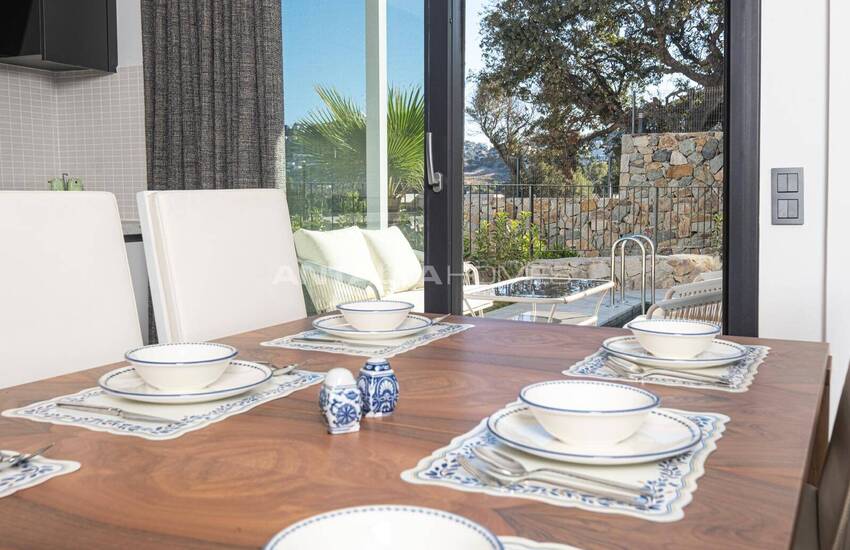 منازل منفصلة مطلة على البحر مع حمام سباحة خاص في بودروم تركيا 9