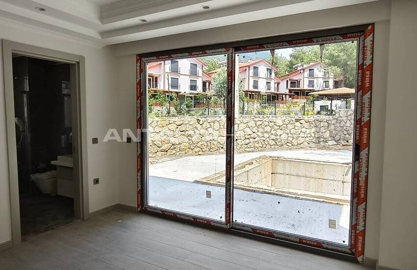 Muğla Fethiye'de Güvenlikli Site İçinde Havuzlu Lüks Evler 34