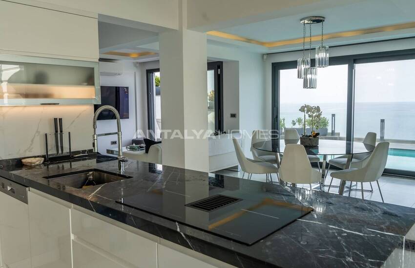 Bodrum'da Marina ve Deniz Manzaralı Havuzlu Ev 11