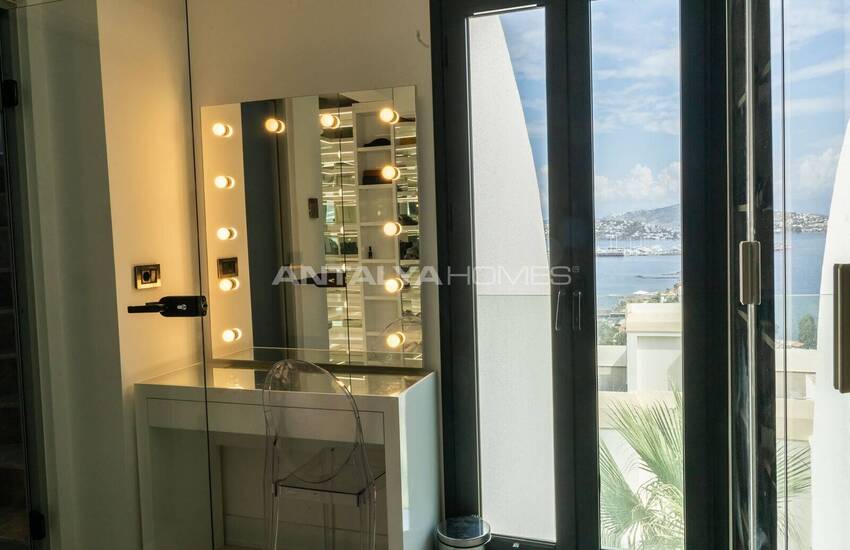 Bodrum'da Marina ve Deniz Manzaralı Havuzlu Ev 16