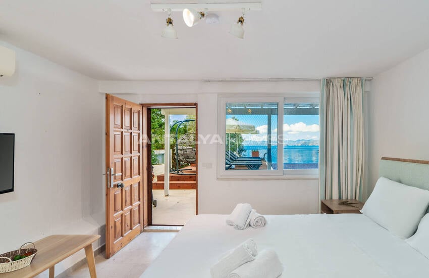 Fethiye Şövalye Adası'nda Özel İskeleli Denize Sıfır Yalı 25