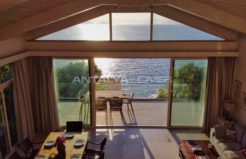 Fethiye Şövalye Adası'nda Özel İskeleli Denize Sıfır Yalı 22